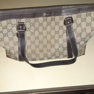 Gucci GG canvas shoulder bag. Zippered closure-zip